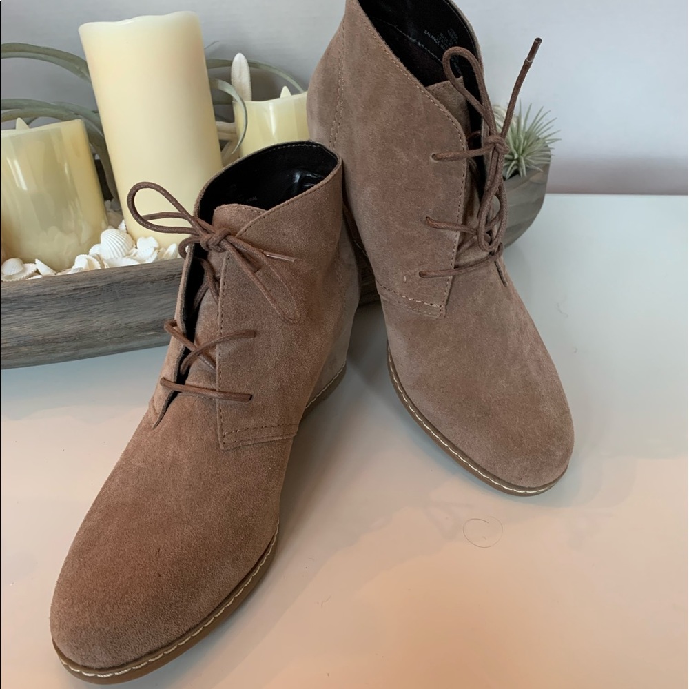 New Michael “Rebeka” Boots in Taupe Sz 8.5M